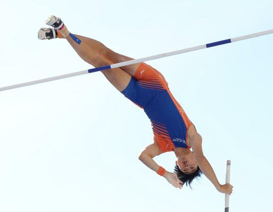 男子棒高跳び 優勝した髙橋路(開志国際)。大会記録となる5メートル02をクリアする=デンカビッグスワン