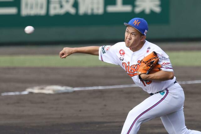 ８回表途中、３番手で登板した西村陸＝長岡市悠久山