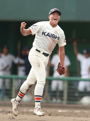 六日町－開志学園　９回、最後の打者を打ち取り喜びを爆発させる開志学園のエース上原尚＝三条パール金属スタジアム