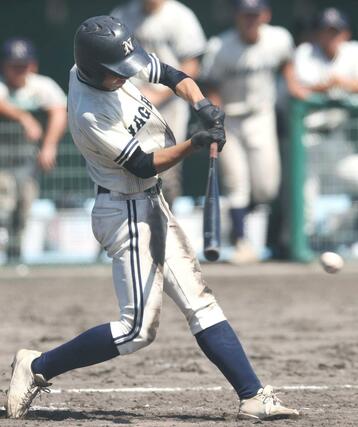 北越－長岡　９回長岡２死満塁、諸橋和弥の適時打で２－４＝９月１６日、新発田市五十公野公園野球場