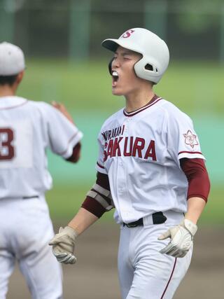 村上桜ヶ丘－柏崎　１回村上桜ヶ丘２死一、三塁、適時打を放ち塁上で喜ぶ渡邉壮汰＝新発田市五十公野