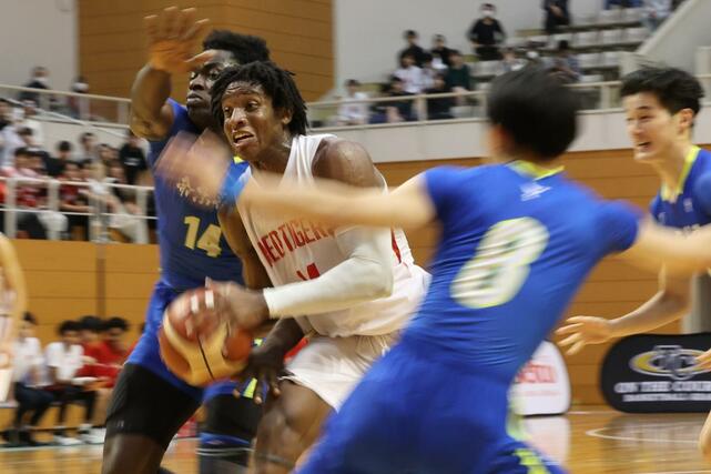 男子決勝リーグ　開志国際－帝京長岡　第３クオーター、ドライブを仕掛ける開志国際のネブフィ・ケルビン・シェミリー＝新潟市東総合スポーツセンター