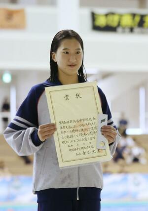 女子１００メートル自由形を制した歌代咲彩（柏崎二）＝７月１２日、長岡市のダイエープロビスフェニックスプール