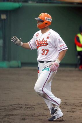 ４回オイシックス１死満塁、高義博の犠飛で生還した中山翔太。４－０とする＝長岡市悠久山