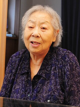 子どもの頃の生活や服装について話す丸山フミさん
