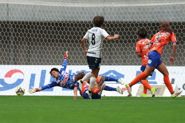 新潟L―INAC神戸 後半、INAC神戸のMF山本摩也にシュートを決められ、0-3=デンカビッグスワン