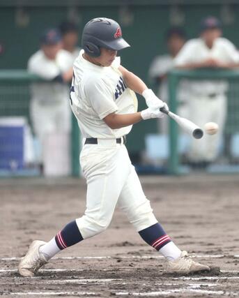 五泉－新潟　１回新潟２死満塁、佐藤豪が左に２点適時二塁打を放ち２－０＝新発田市五十公野