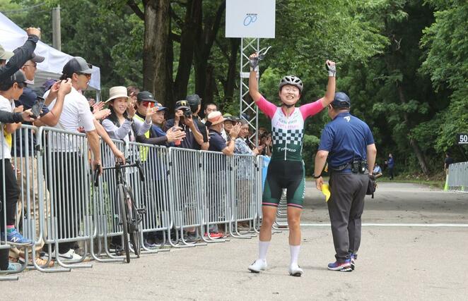 女子エリート・Ｕ２３を制した小林あか里（Ｋａｓｓｅｉｅｎ　Ｆｉｅｔｓ　Ｈｕｉｓ　Ｃｙｃｌｉｎｇ　Ｔｅａｍ）。観客の声援に応える＝南魚沼市