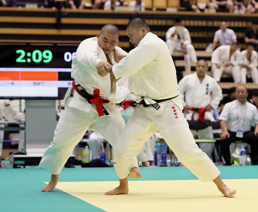 柔道男子団体1回戦 開志国際-青森北 攻める開志国際の中堅・新妻颯斗(右)=大分市のレゾナック武道スポーツセンター