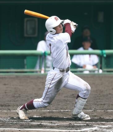 柏崎－県央工　６回柏崎、２死一、三塁。指名打者飛田寛人が右中間に２点適時二塁打を放ち、２－２の同点＝２８日、長岡市悠久山球場