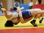 個人51キロ級2回戦 相手を持ち上げて回転し、ポイントを重ねる長谷川太一(赤・八海)=3月28日、新潟市東区