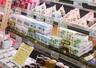 イトーヨーカドー東久留米店の食品売り場に並ぶ地元名産の納豆=8月、東京都東久留米市
