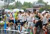 雨が降る中、スタートする関川マラソンの出場選手たち=関川村下関