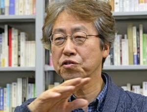 　インタビューに答える成蹊大学の伊藤昌亮教授
