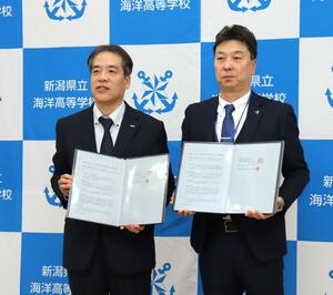 海洋高とNTTドコモが災害時の復旧支援などについて結んだ協定の締結発表会=糸魚川市能生