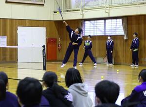小須戸中学校で開かれたクラブ活動の紹介イベント=新潟市秋葉区