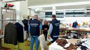 労働者を搾取していた疑いのある会社を調査するイタリアの警察当局者ら(警察軍提供・共同)