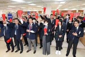 新潟伊勢丹で行われたお中元の出陣式=6月5日、新潟市中央区