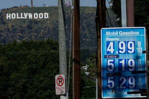 ガソリン価格の看板=2日、米ロサンゼルス(ロイター=共同)