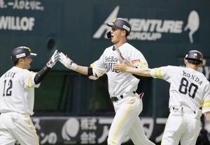 2回、先制ソロを放ち嶺井(左)らに迎えられるソフトバンク・秋広=みずほペイペイドーム
