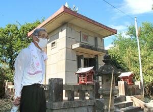 忠霊塔の前に立つ野澤義教さん。今後の管理に不安が募る=新発田市藤塚浜