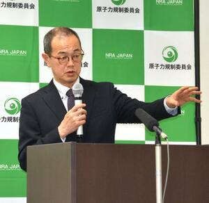 東京電力柏崎刈羽原発に対し、事実上の運転禁止命令を出す方針を決め、記者会見で説明する更田豊志さん=2021年3月24日、東京都港区