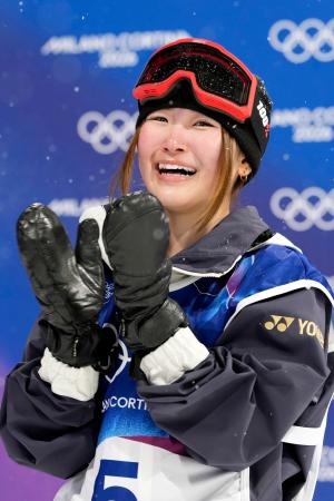 　女子ハーフパイプの競技を終え、感極まる小野光希。銅メダルを獲得した＝リビーニョ（共同）