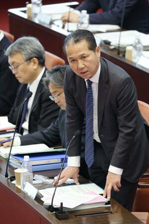 経済産業省資源エネルギー庁の村瀬佳史長官が質問に答える=3月14日