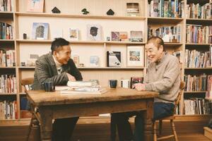 　「太田光のテレビの向こうで」の収録で対談する太田光（左）と柄本明