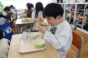 新潟市西区特産の「いもジェンヌ」の給食を食べる新通小の児童=2025年12月