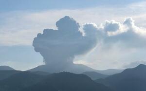噴煙を上げる霧島連山・新燃岳=28日午前7時33分、鹿児島県霧島市から(無人定点カメラで撮影)
