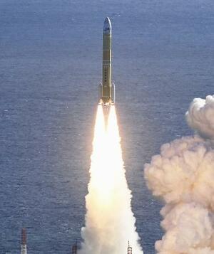 　鹿児島県の種子島宇宙センターから打ち上げられ、上昇するＨ３ロケット８号機＝２０２５年１２月２２日午前（共同通信社ヘリから）