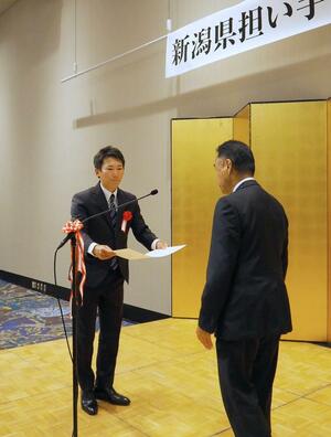 県担い手経営発展推進大会の表彰式=新潟市中央区