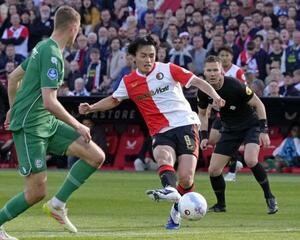 　フローニンゲン戦の後半、自身２点目のゴールを決めるフェイエノールトの上田（右）＝ロッテルダム（共同）