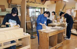 後継者インターンシップに参加し、木工の仕事を体験する4人=加茂市青海町2