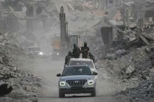 ガザ北部ガザ市で人質の遺体を探すイスラム組織ハマスの戦闘員ら=5日(AP=共同)