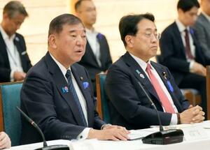 米国の関税措置に関する総合対策本部の会議であいさつする石破首相。右は赤沢経済再生相=8日午前、首相官邸