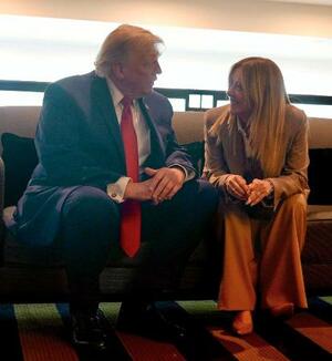 G7サミットの際に面会するトランプ米大統領(左)とイタリアのメローニ首相=17日、フランス東部エビアン(イタリア首相府提供・共同)