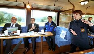 のと鉄道の「震災語り部観光列車」で語り部の話を聞く(左から)富山県の新田八朗知事、福井県の杉本達治知事、石川県の馳浩知事=20日午後、石川県穴水町(代表撮影)