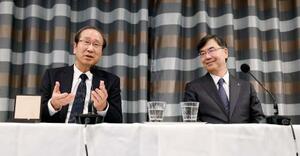 ノーベル賞授賞式から一夜明け、記者会見する化学賞の北川進・京都大特別教授(左)と生理学・医学賞の坂口志文・大阪大特任教授=11日、ストックホルム(共同)