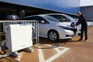 JEJアステージが各拠点に配備した電気自動車。災害時には建物内へ電気を供給できる=三条市西本成寺2