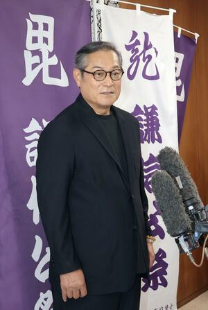 謙信公祭への出演を前に上越市役所を訪れた松平健さん=22日、上越市役所
