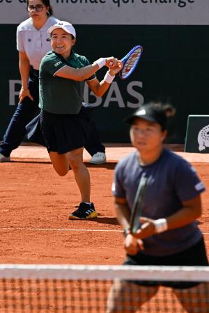 女子ダブルス3回戦でプレーする青山修子(奥)、梁恩碩組=パリ(共同)