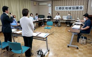 三郷小を南本町小へ編入統合する方針が説明された三郷区地域協議会=6月18日、上越市天野原新田