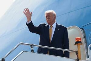 マレーシアのクアラルンプール国際空港から日本へ向けて出発するトランプ米大統領=27日(ロイター=共同)