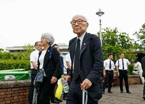 「長崎原爆犠牲者慰霊平和祈念式典」に参列し、会場を後にする被団協代表委員の田中熙巳さん(手前)=9日午後、長崎市の平和公園