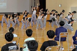 ダンスを披露する新潟清心女子中・高校ダンス部員=新発田市川口の加治川中学校