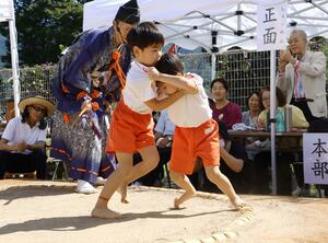 粘り強く相撲を取った、きすげこども園の子どもたち=胎内市黒川