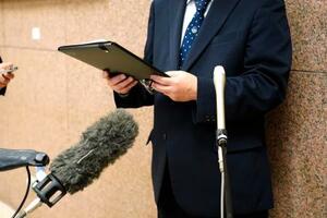 　意見書を議決した愛知県議会を傍聴後、報道陣の取材に応じる水川淳史さん＝２５日午後