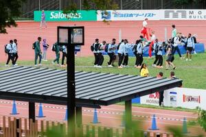 ウオーミングアップのためメインのサブトラックに到着した選手ら=21日午後、東京都渋谷区